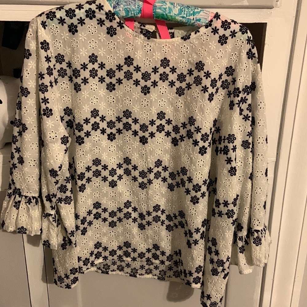 Super cute Vineyard Vines long sleeve blouse